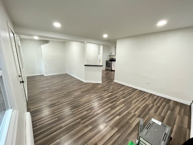 Building Photo - 39 School House Rd