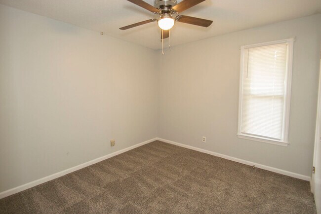 Building Photo - 3 Bedroom on Chantilly Drive