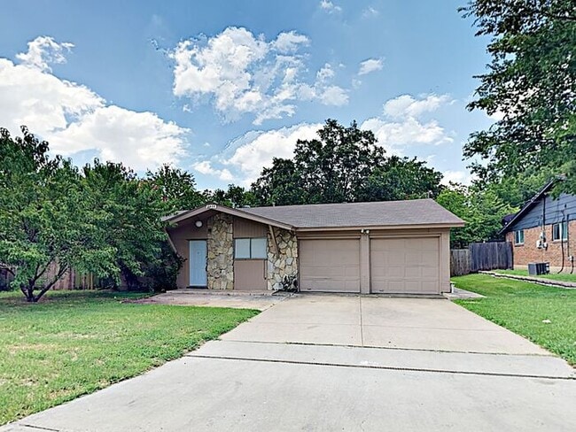Building Photo - $1,000 OFF 1st Month*. No App Fee *Move in...