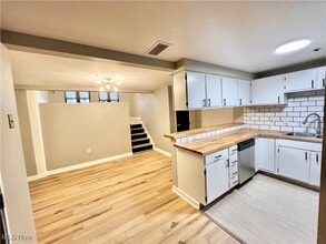 Building Photo - 1133 W 9th St