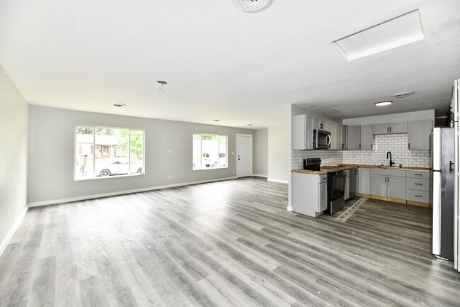 Building Photo - 3550 Eisenhower Dr