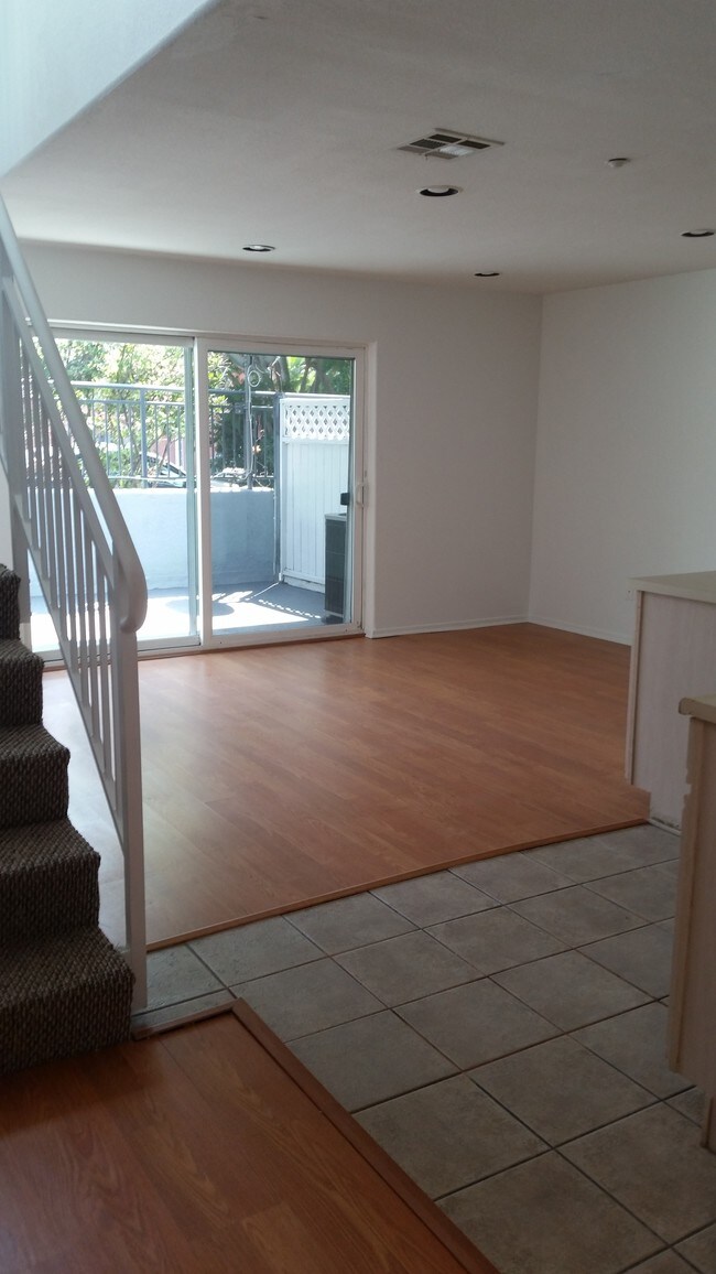 living room - 319 W Hawthorn St