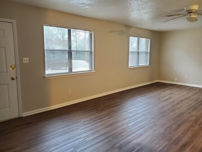 Foto del edificio - 1512 Van Delia Rd