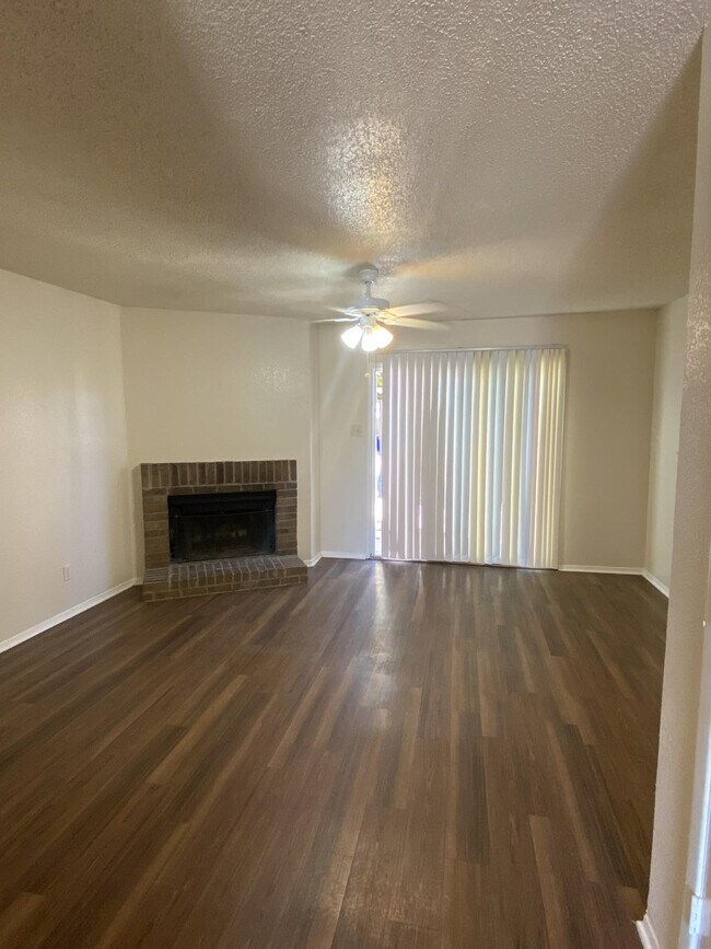 Building Photo - 107 S Las Vegas Trl