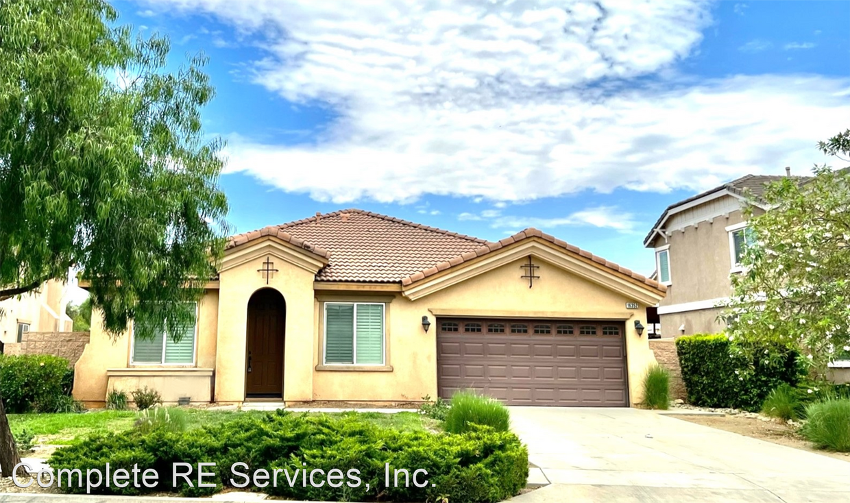 Foto principal - 4 br, 2 bath House - 16352 Freesia Ln