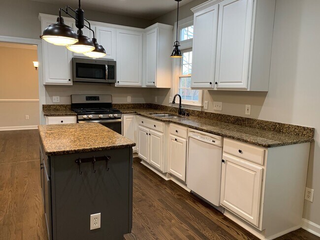 Building Photo - 5 Bed | 3.5 Bath House with Finished Basem...