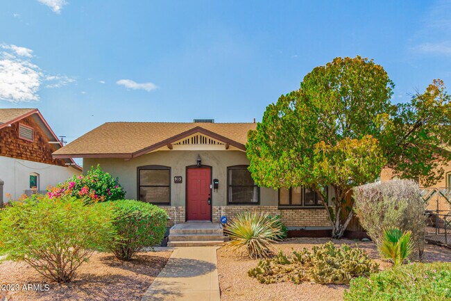 Building Photo - 915 E Granada Rd