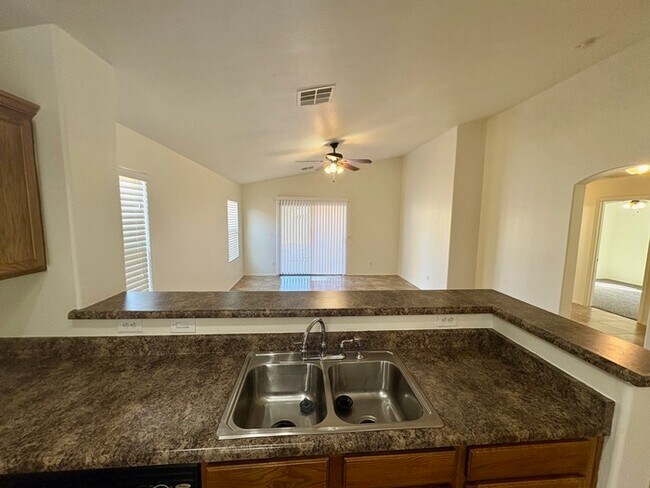 Foto del edificio - 7142 W Beverly Rd