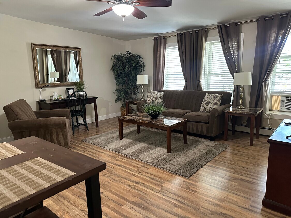 Foto principal - 114 N Aurora St
