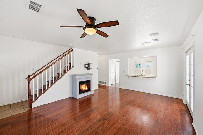 Foto del edificio - $2,540.95 with $300 off the first month's rent, 3 Beds - 1 Bath, Single Family Home in Denver wit...