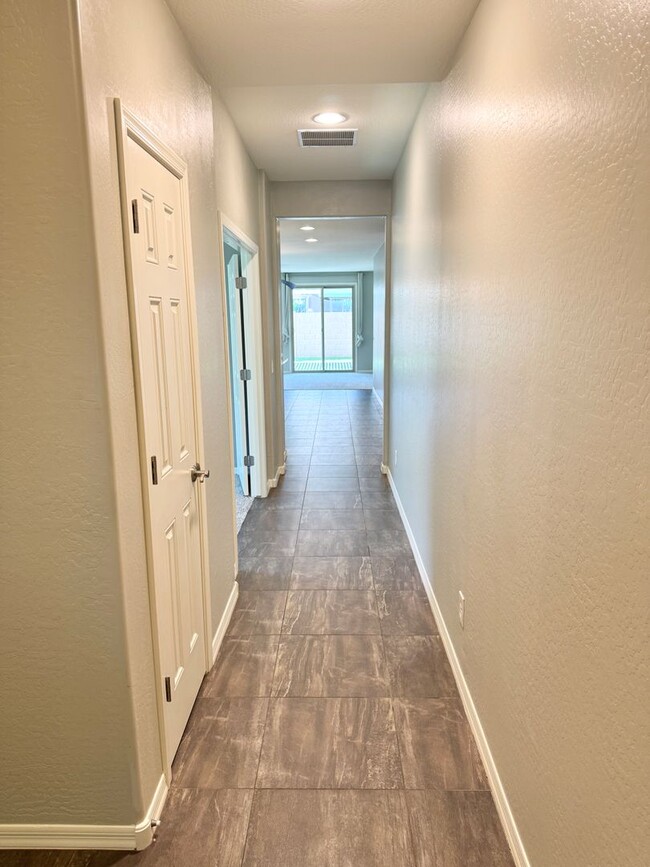 Building Photo - Beautiful 4 Bedroom Single Level Home Loca...