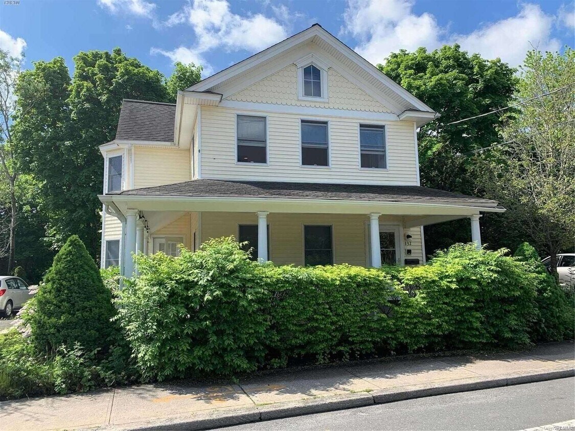 132 Division St, Patchogue, NY 11772 Room for Rent in Patchogue, NY