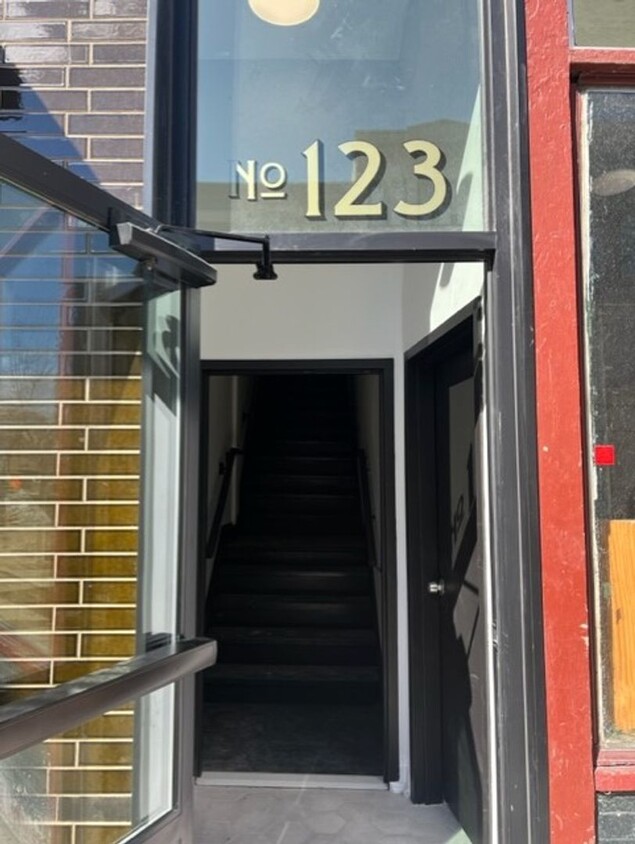 Primary Photo - Renovated large 1 BR in heart of downtown ...