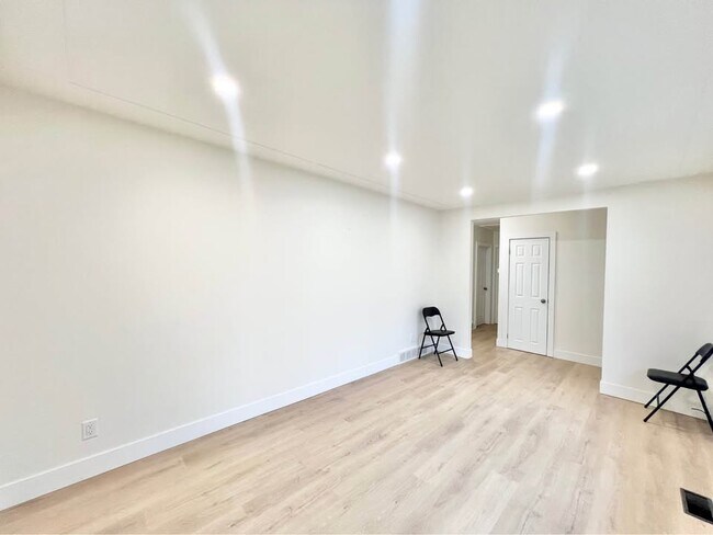 Photo du bâtiment - Spacious 3-Bedroom 1 Bath House for Rent A...