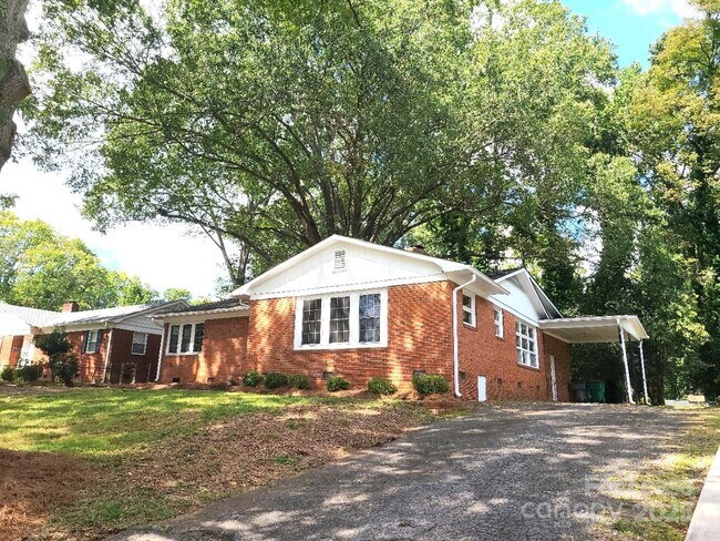 Foto del edificio - 5511 Wedgewood Dr