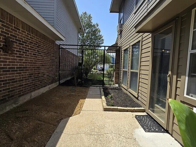 Foto del edificio - 3817 Clover Hill Ln