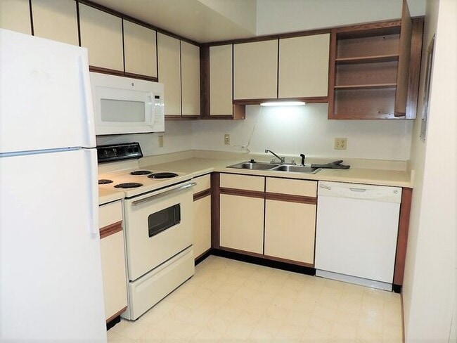Building Photo - $1,125 | 2 Bedroom, 1 Bathroom 3rd Floor Condo | Pet Friendly | Available for August 1st, 2026 Mo...