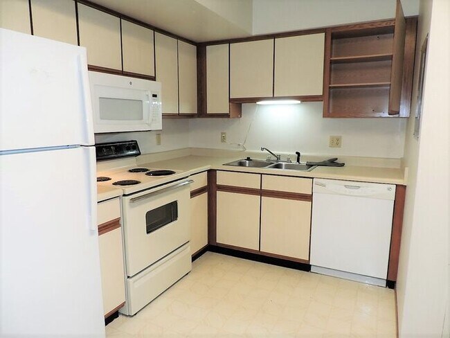 Foto del edificio - $1,125 | 2 Bedroom, 1 Bathroom 3rd Floor Condo | Pet Friendly | Available for August 1st, 2026 Mo...