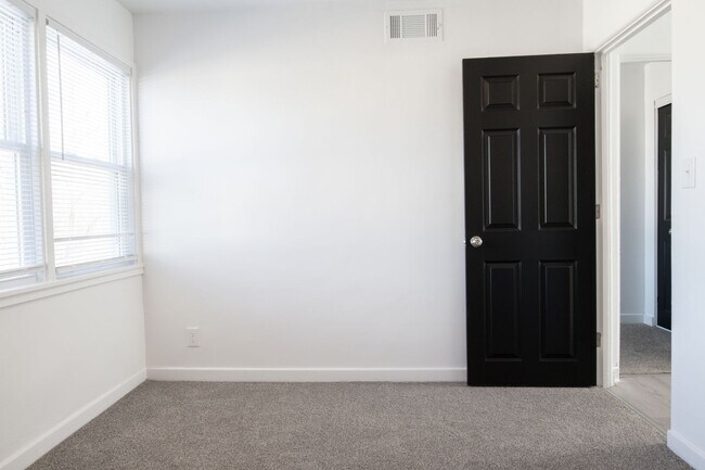Foto del edificio - Newly Renovated 2BR Townhouse Midland, PA! W/ AC!