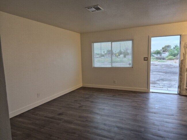 Foto del edificio - 1831 N Walnut Rd