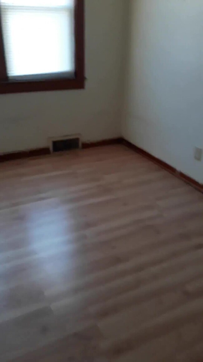 bdrm - 523 Greenbay Ave