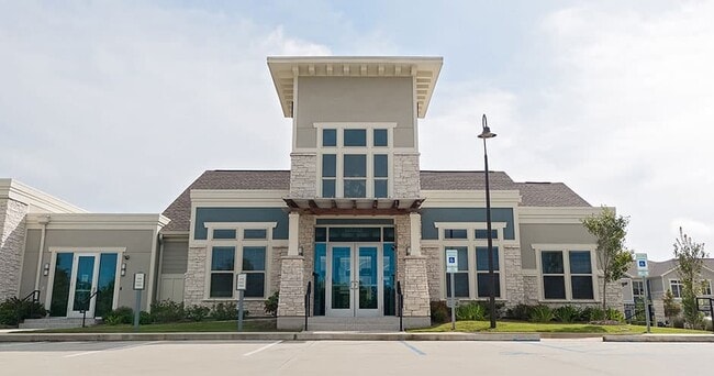 Building Photo - Retreat at River Chase Apartments