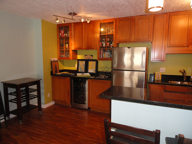 Kitchen / build in storage - Lyn Lake