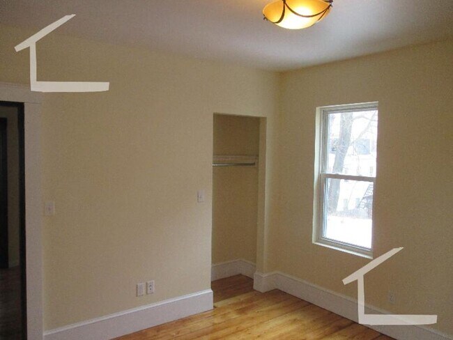 Foto del edificio - Nicely renovated 3 bed in Brookline Village!