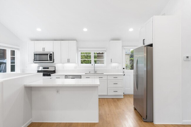 Building Photo - Lombardy Lane Triplex