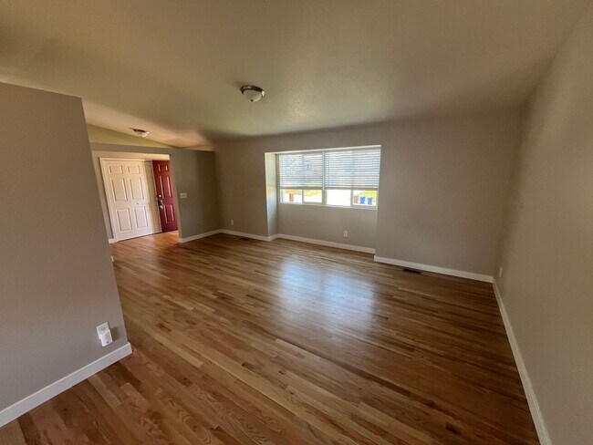 Foto del edificio - Coming Soon -Updated 5 Bedroom Home