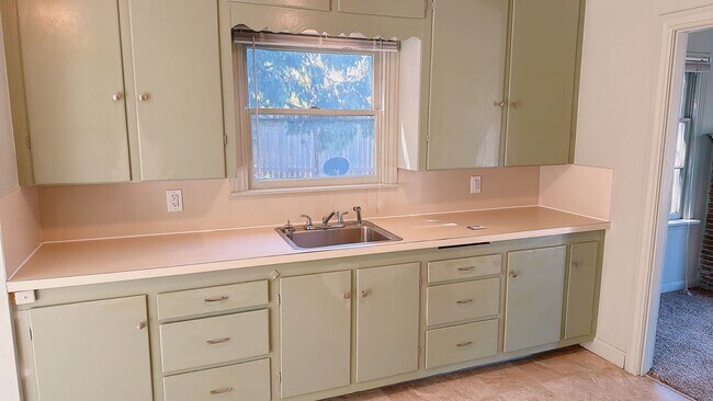 Foto del edificio - Cute 3bdrm/1 bath cottage with big yard