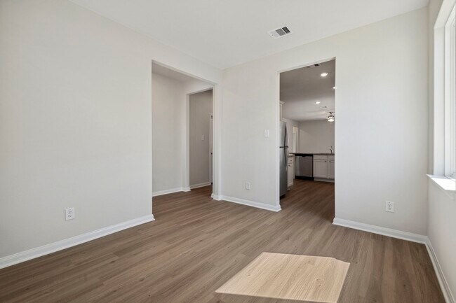 Building Photo - 335 Kingston Wy