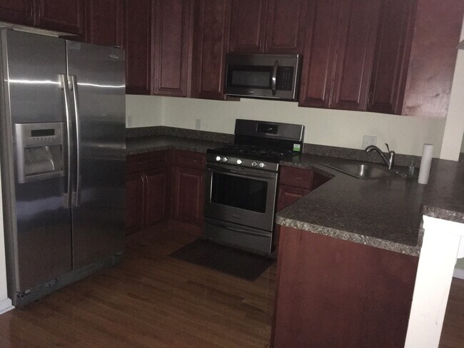 Building Photo - Beautiful 2 Bedroom 2 bathroom  Apartment