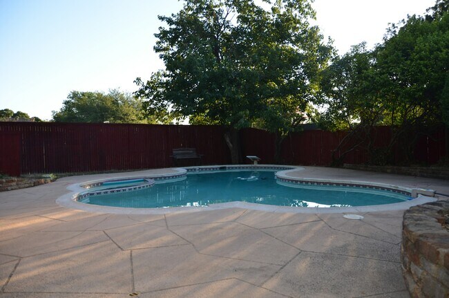 Building Photo - 2401 Westridge Dr