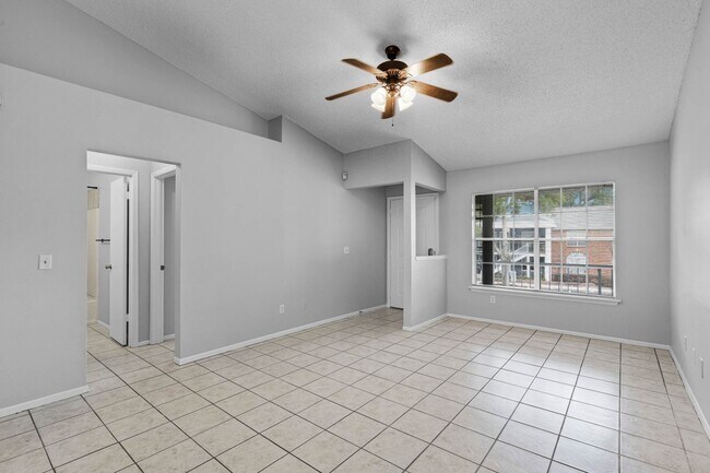 Foto del edificio - 5441 Lake Margaret Dr