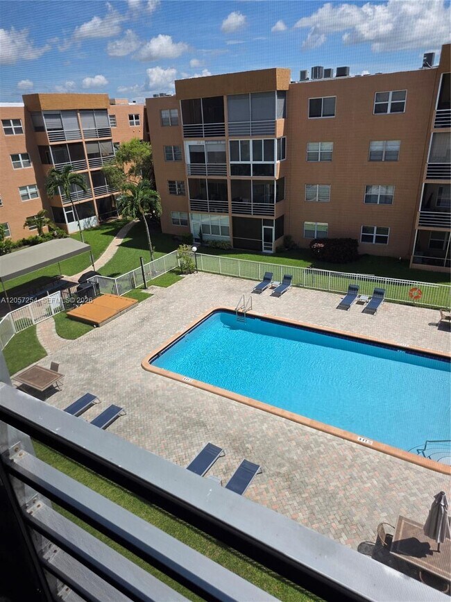 Building Photo - 3048 Sunrise Lakes Dr E