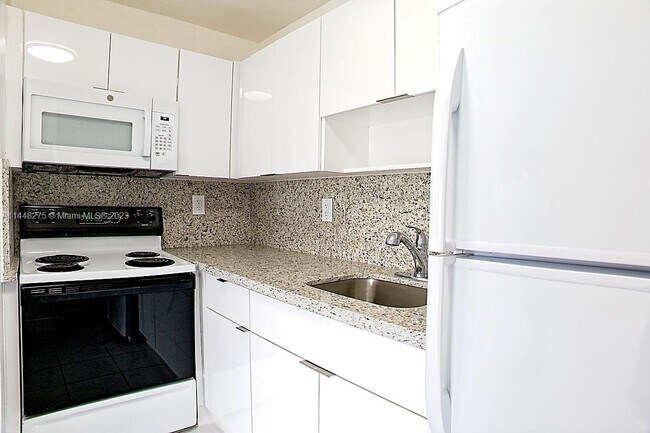 Foto del edificio - 4265 NW S Tamiami Canal Dr
