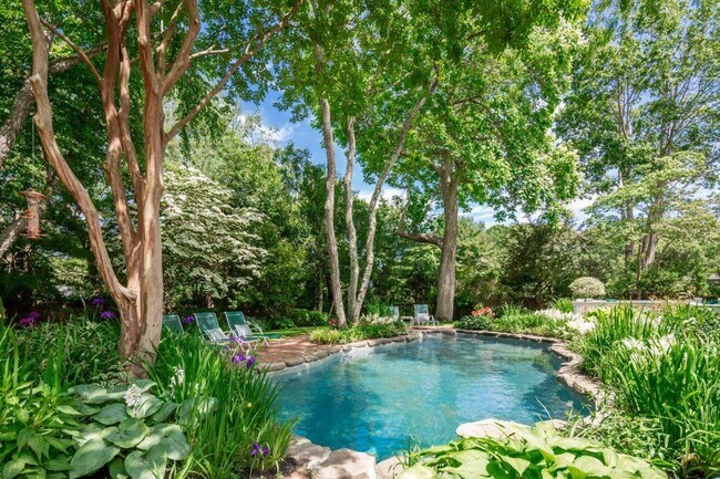 Foto del edificio - 246 Tuckahoe Ln