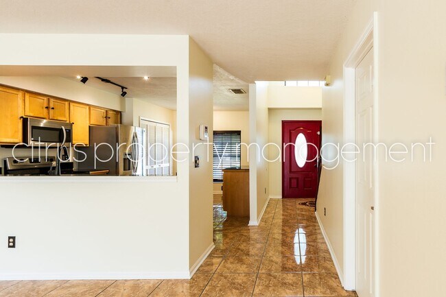 Foto del edificio - MetroWest 4/2.5 Corner Lot Home with Fence...