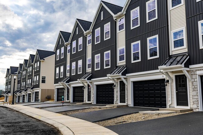 Building Photo - Brand New End Unit 3 bed, 2.5 bath townhome in Carlisle!