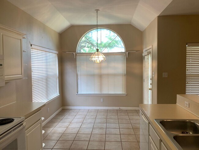 Foto del edificio - 3/3/2 in Rivertree / Wood Burning Fire Place / Covered Back Patio / Tons of Community Amenities /...