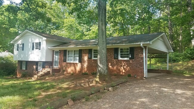 Building Photo - Great private home convenient to I40, Airport and Farmers Market