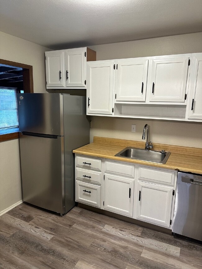 Photo - "Charming 3-Bed, 2-Bath Haven in Aurora – Your Cozy Retreat Awaits!" Apartment