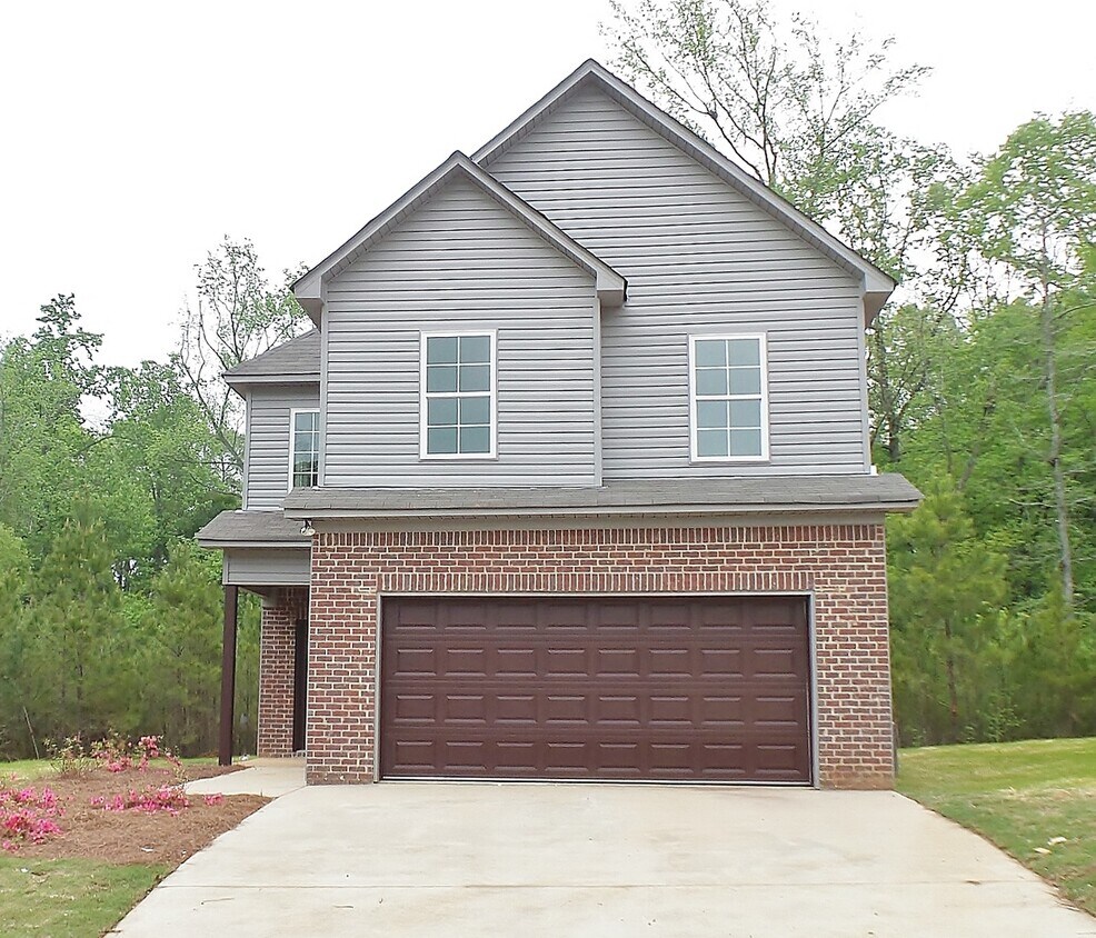 Primary Photo - Home with Private Back Yard Available For ...