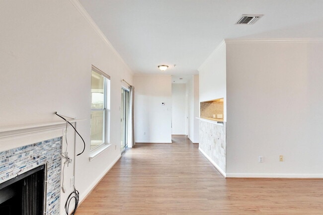 Foto del edificio - 12166 Metric Blvd