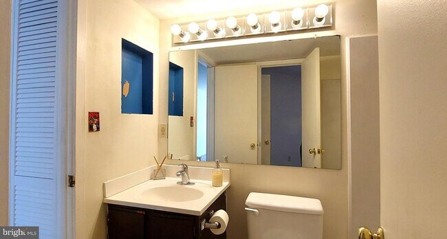 Foto del edificio - 9706 Hellingly Pl