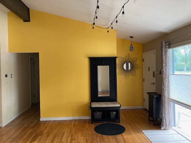 Entrada - 2545 Teller St