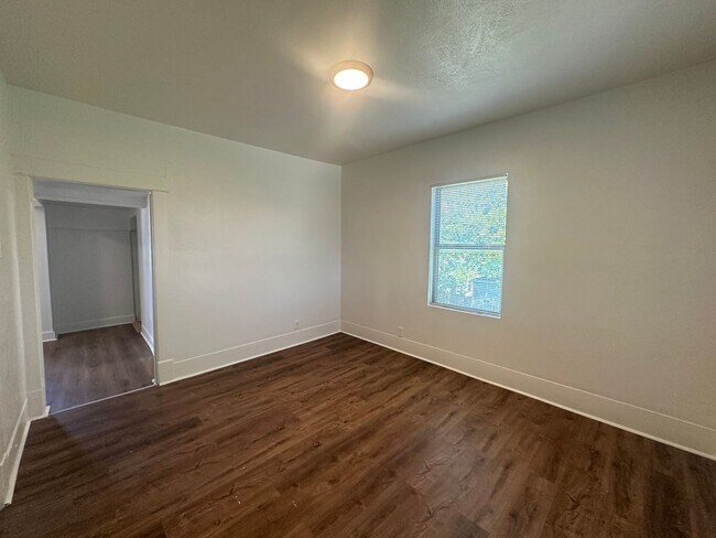 Foto del edificio - 431 E 8th St