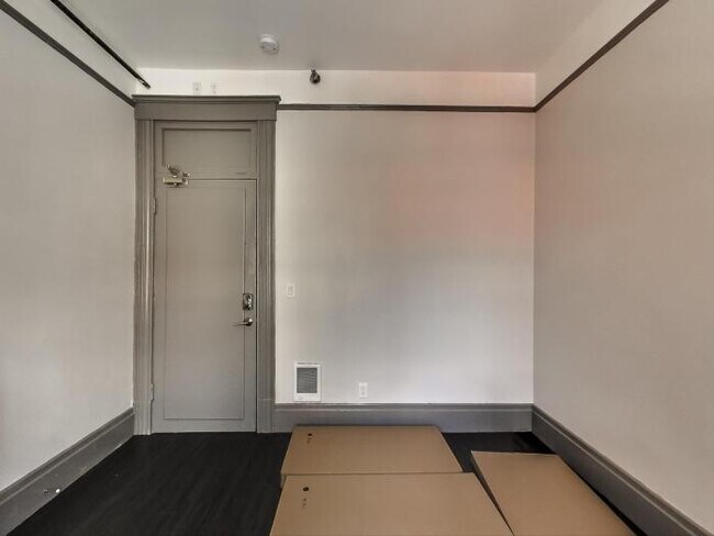 Building Photo - bedroom in San Francisco CA 94108
