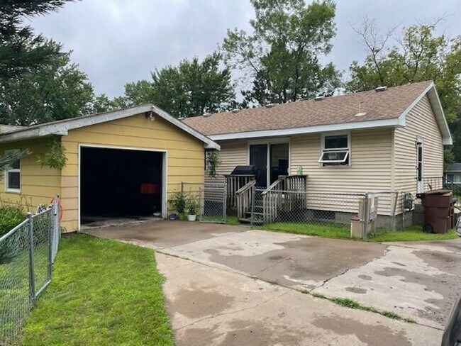 Foto del edificio - 3 BR, 1 bath, fenced in back yard